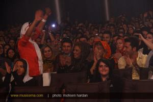 فرزاد فرزین در کیش روی صحنه رفت