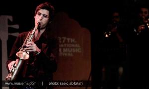 گزارش متنی و تصویری از اجرای احسان خواجه‌امیری در بخش جنبی جشنواره موسیقی
