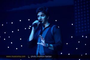 فرزاد فرزین در کیش روی صحنه رفت