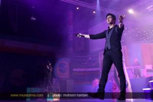 فرزاد فرزین در کیش روی صحنه رفت