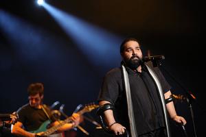 گزارشی از کنسرت پر حاشیه رضا صادقی در بخش جنبی جشنواره موسیقی