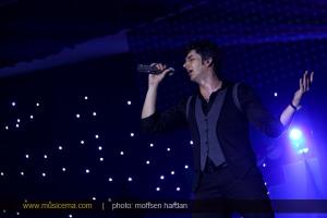 فرزاد فرزین در کیش روی صحنه رفت